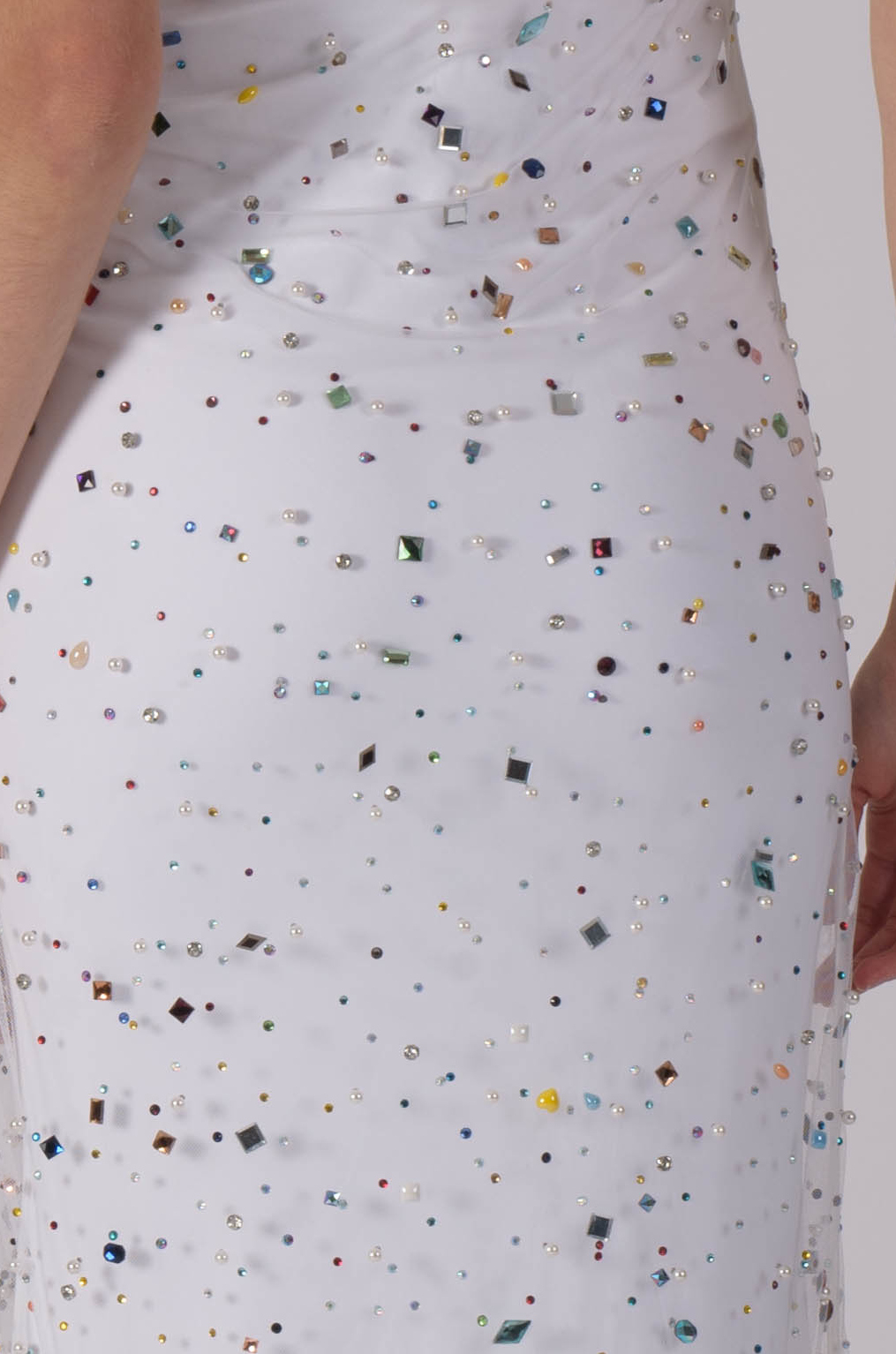ABITO TULLE CON PIETRE COLORATE